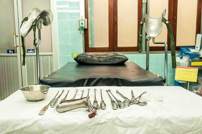 shutterstock_391113487 Gynecology exam room with table and surgical instruments